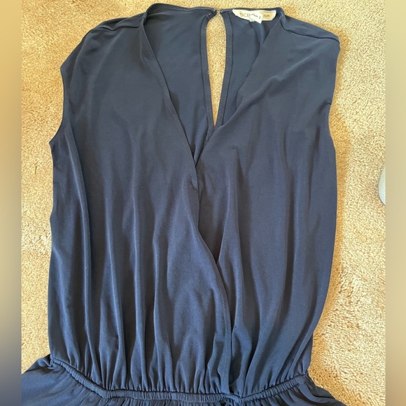BCBGeneration v-neck short romper navy blue XS - Picture 4 of 5